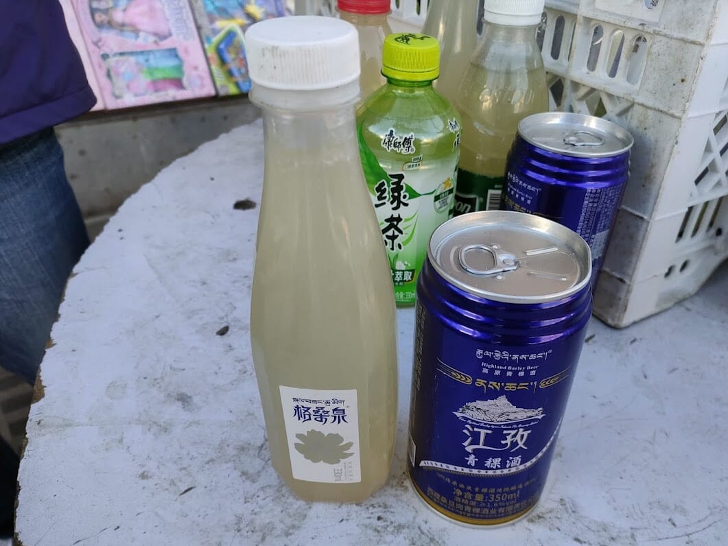 お供え用のお酒を売っていました。日本でいうところのお神酒ですかね。