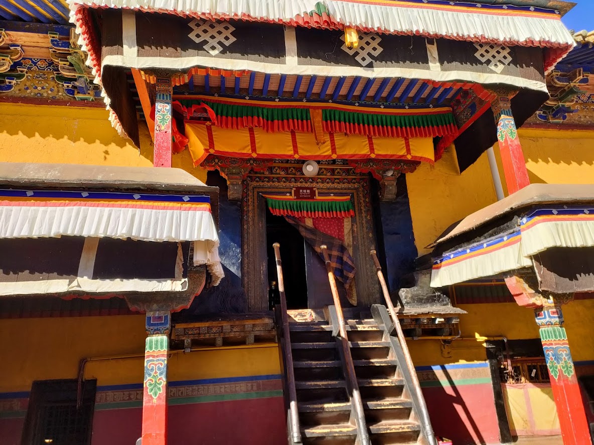 独特の建築様式が見もののシャル寺