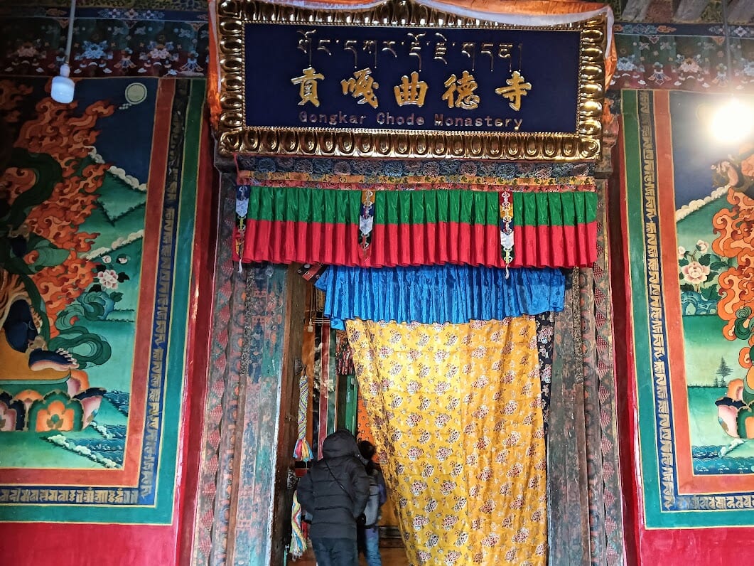 ゴンカル寺の本堂の入口。この先には貴重で美しい仏様の壁画が待っています。