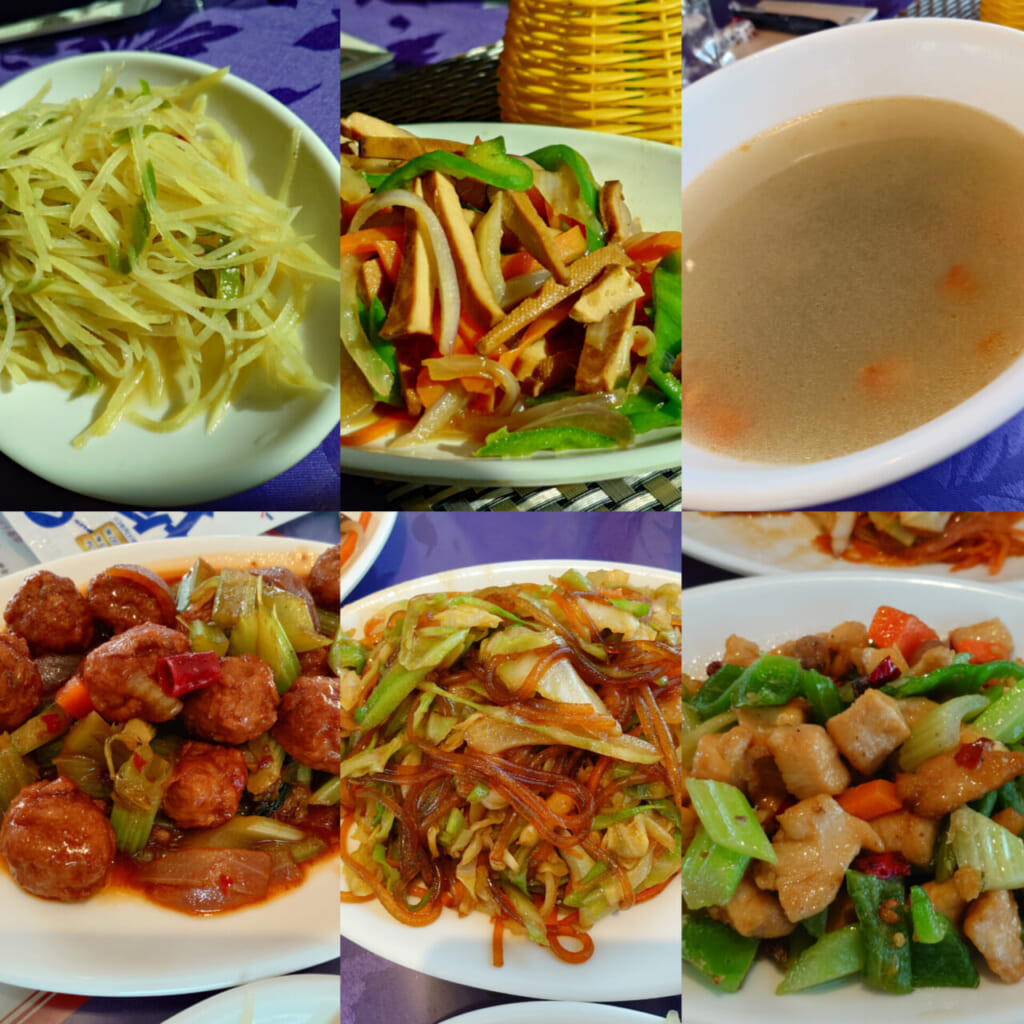 3日目昼食：青蔵鉄道内で食べるご飯。あまり辛くなくて食べやすい