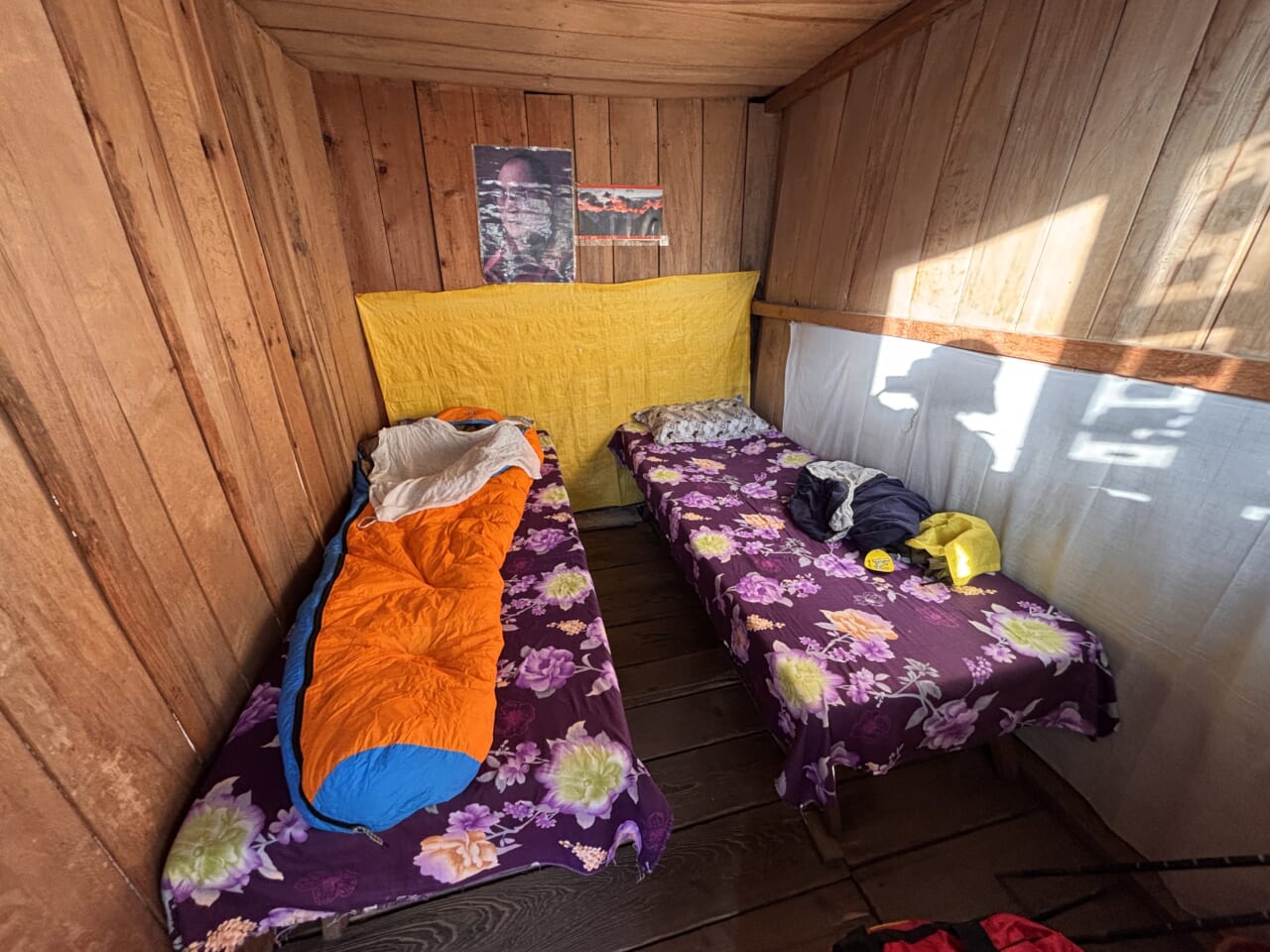 ロッジの部屋にはダライラマ14世の写真