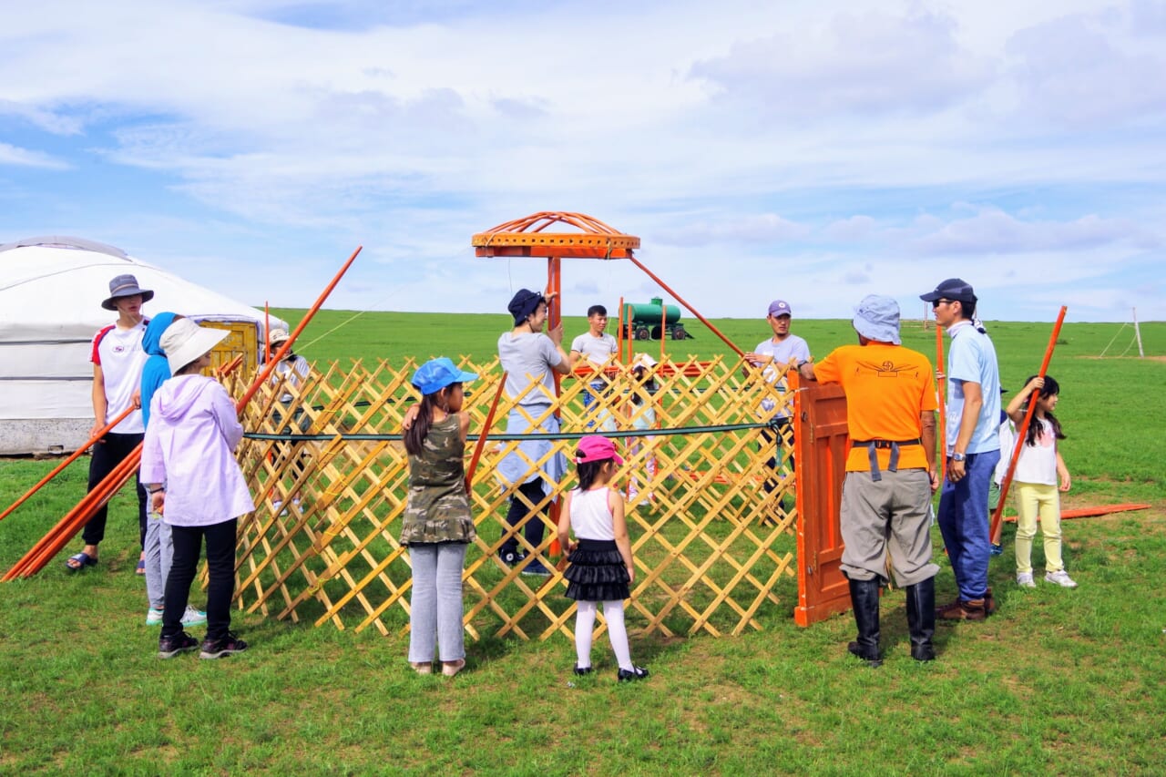 ゲル建て体験で遊牧文化を学ぶ