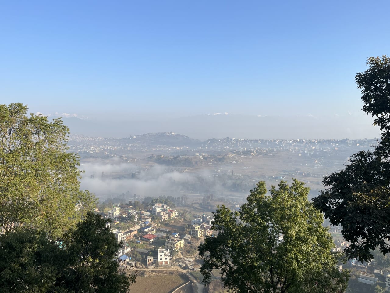 カトマンズ盆地の向こうにヒマラヤが