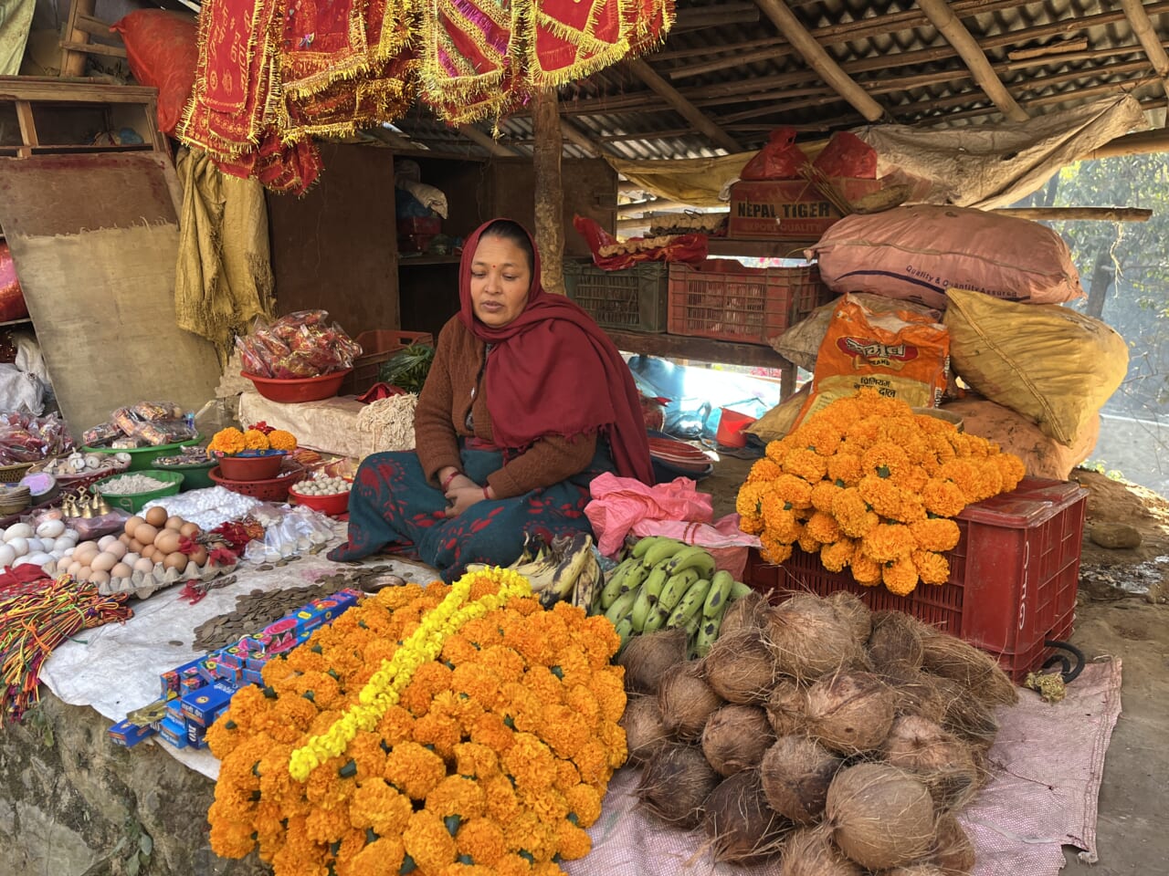 お供え物を売る屋台