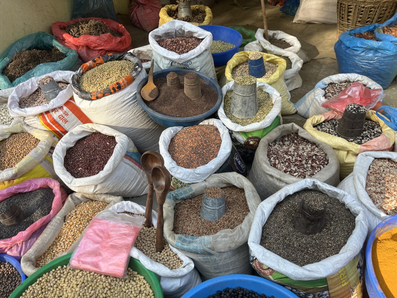 スパイスなども屋台に並ぶ