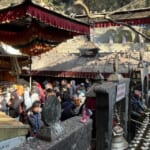 ご本尊にお参りするため並ぶ人たち