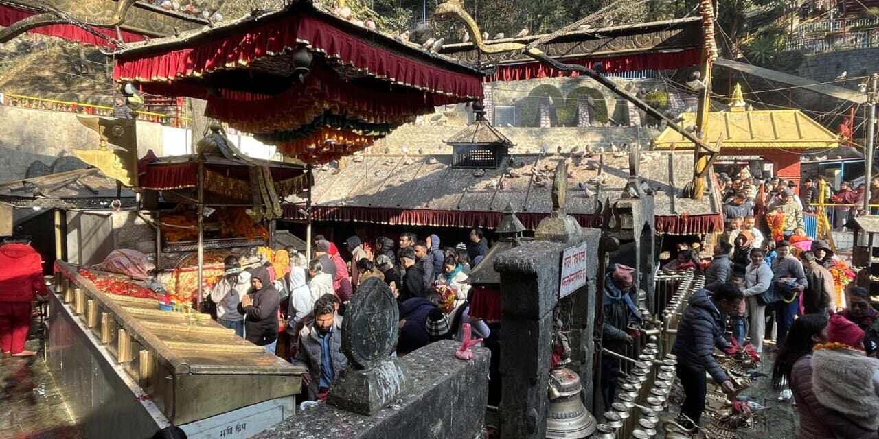 ご本尊にお参りするため並ぶ人たち