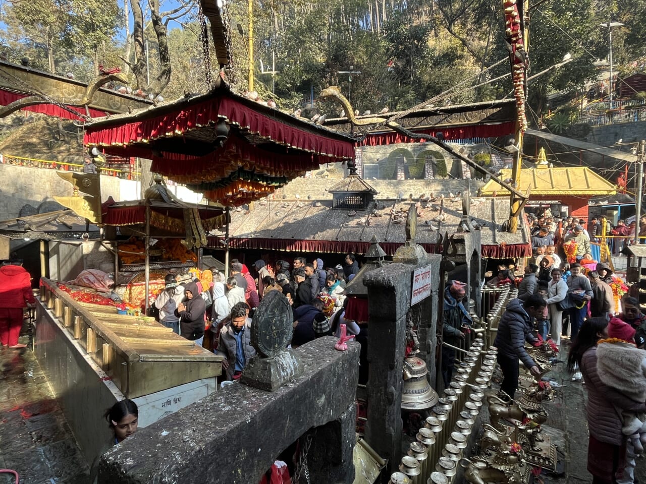 ご本尊にお参りするため並ぶ人たち