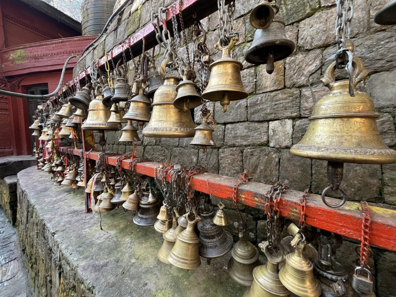大量の「お礼参り」の鐘