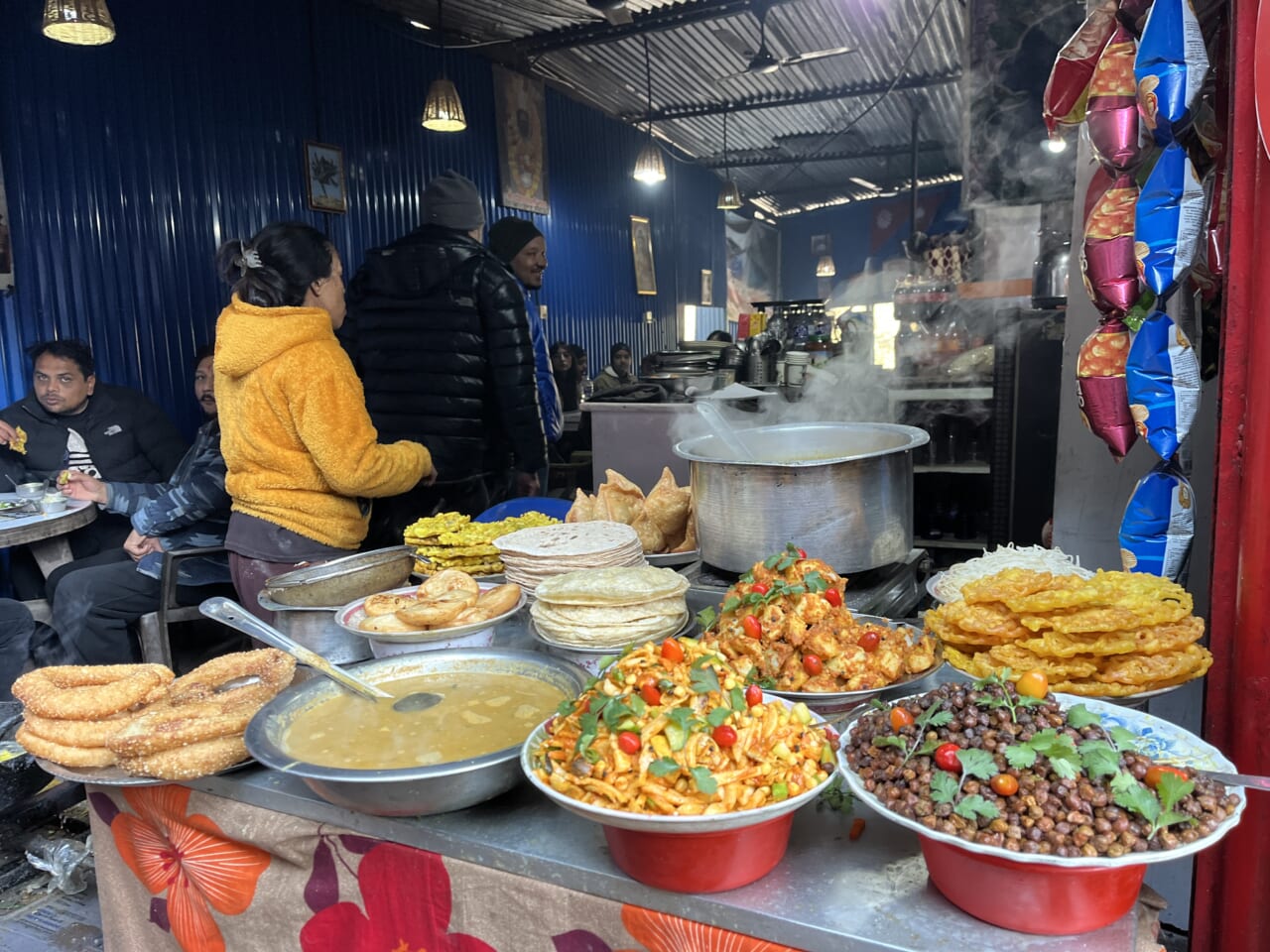 短い「断食」後の食事をとるための食堂
