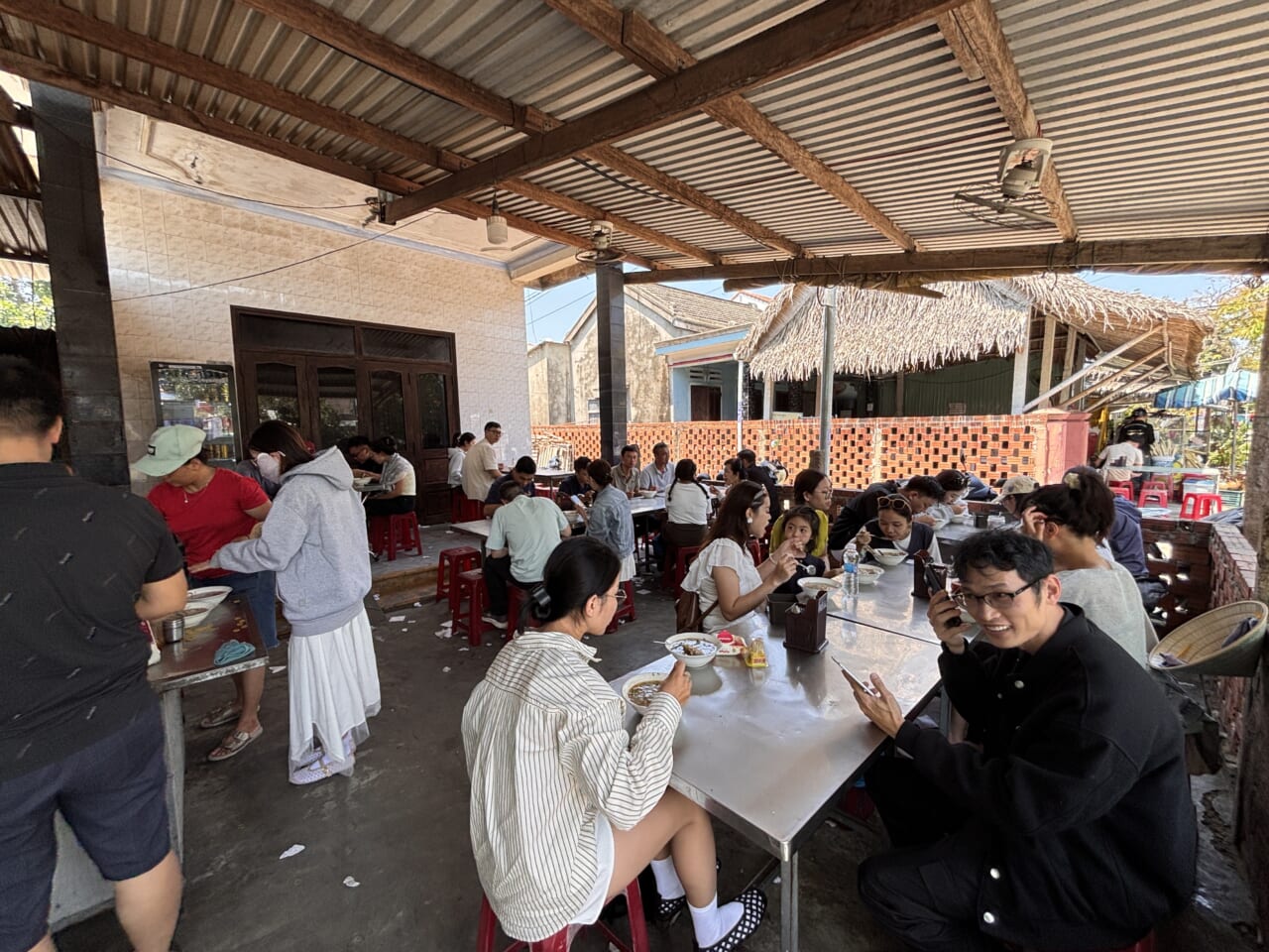 ランチタイムには地元の人々でいっぱいでした