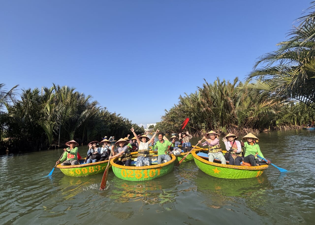 伝統的なお椀ボートにのってリバークルーズ