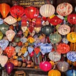 夜になると鮮やかなランタンが並ぶホイアン