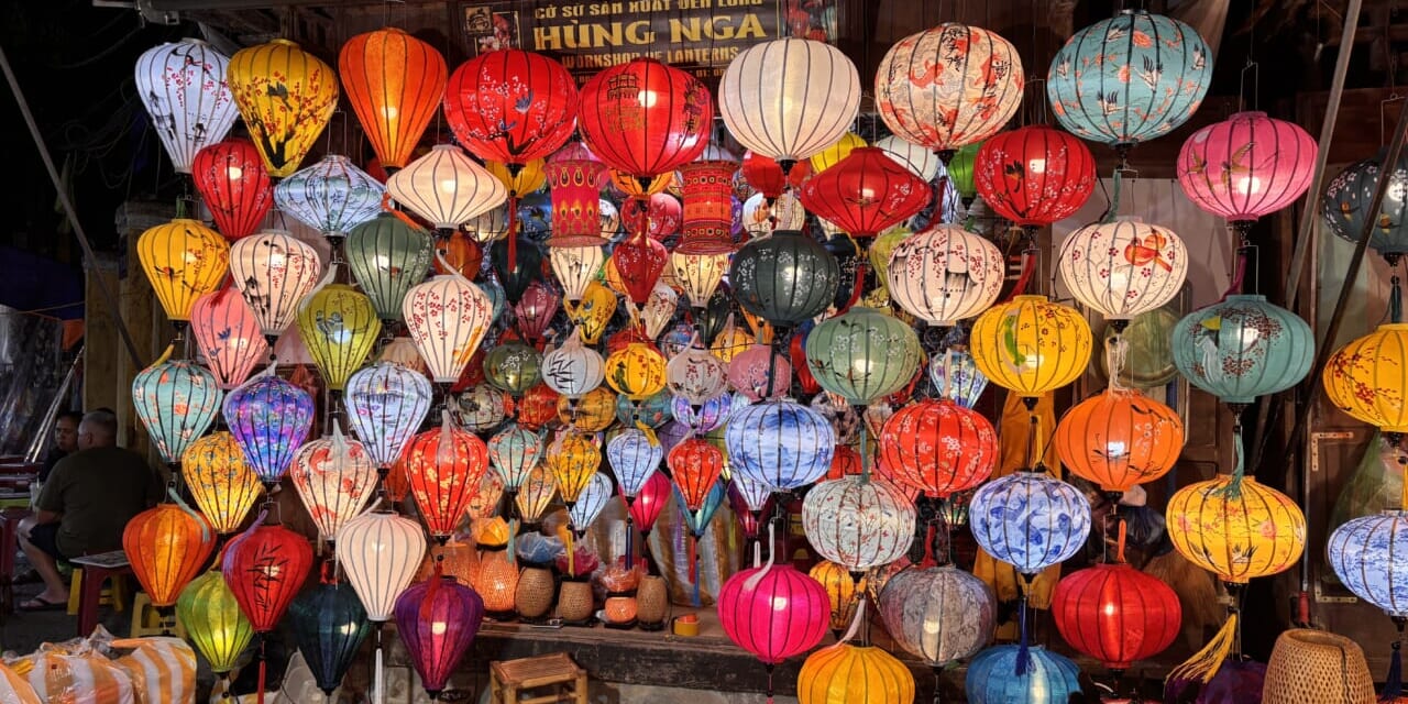 夜になると鮮やかなランタンが並ぶホイアン