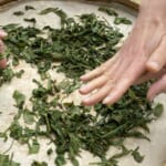 竹で編んだザルに和紙を何枚も重ねて貼る